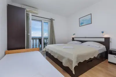 Krevet ili kreveti u jedinici u objektu Apartments and rooms by the sea Brela, Makarska - 24416