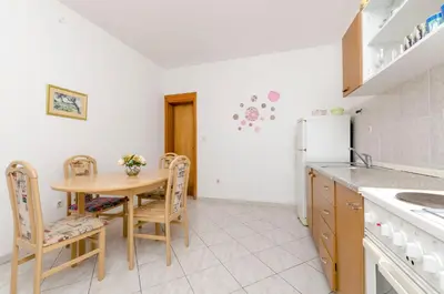 Kuhinja ili čajna kuhinja u objektu Apartments Helena