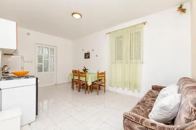 Kuhinja ili čajna kuhinja u objektu Apartments Helena