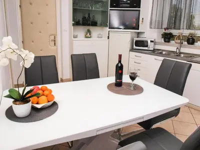 Kuhinja ili čajna kuhinja u objektu Apartment by the sea Fanita