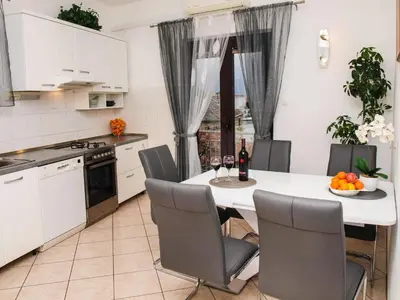Kuhinja ili čajna kuhinja u objektu Apartment by the sea Fanita
