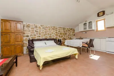 Kuhinja ili čajna kuhinja u objektu House Lucica