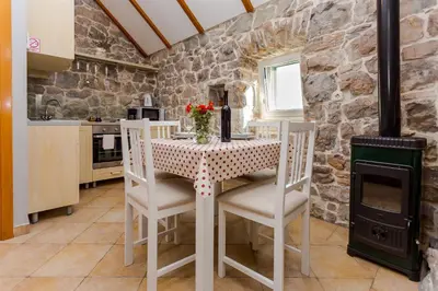 Kuhinja ili čajna kuhinja u objektu House Gordana