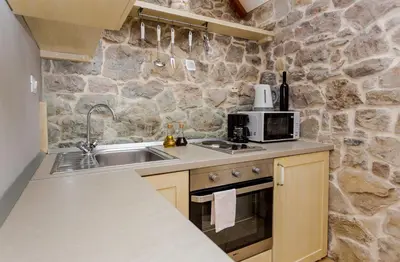 Kuhinja ili čajna kuhinja u objektu House Gordana
