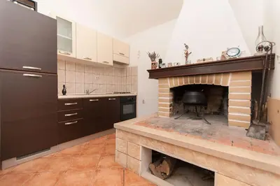 Kuhinja ili čajna kuhinja u objektu House Vela Lozna
