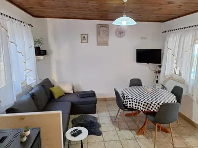 TV i/ili zabavni centar u objektu Family friendly house with a swimming pool Praznica, Brac - 24570