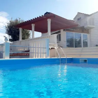 Family friendly house with a swimming pool Praznica
