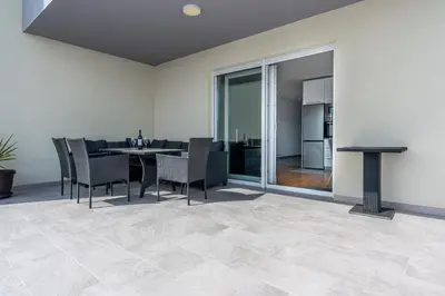 Popločani dio dvorišta ili vanjski dio objekta Theo Seaview Apartments Makarska