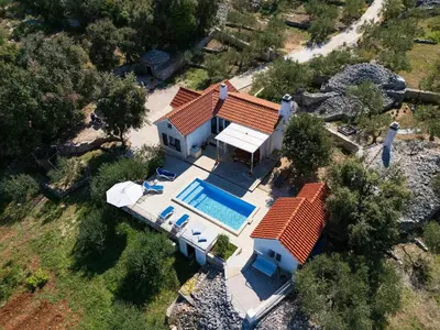Bazen u objektu Casa Carlena ili u blizini