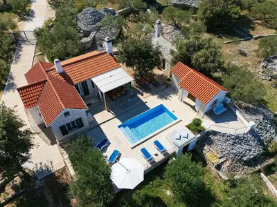 Bazen u objektu Casa Carlena ili u blizini