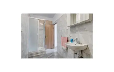 Kupaonica u objektu Beautiful Apartment In Omis