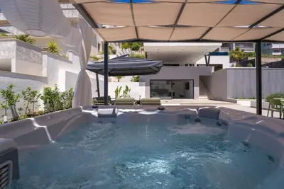 Bazen u objektu Villa Siete Luxury Living Just Steps from the Beach ili u blizini