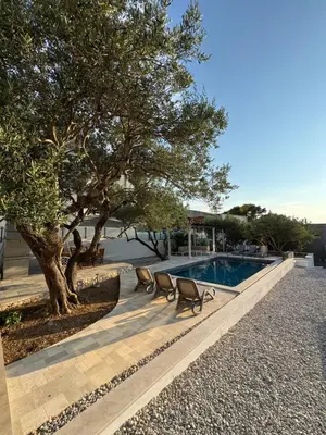 Bazen u objektu Artemis Poolhouse Apartments ili u blizini
