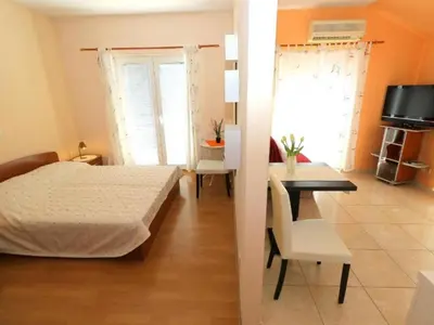 Krevet ili kreveti u jedinici u objektu Apartments Trogrli - Comfort One-Bedroom Apartment with Balcony and Sea View