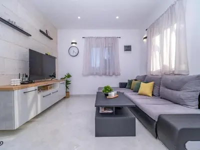 TV i/ili zabavni centar u objektu Holiday Home Bra uta- Two Bedroom Holiday Home with Pool
