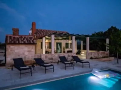 Bazen u objektu Holiday Home Bra uta- Two Bedroom Holiday Home with Pool ili u blizini