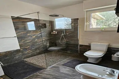 Kupaonica u objektu Holiday Home Sunrise - Three Bedroom Holiday Home