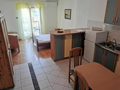Kuhinja ili čajna kuhinja u objektu Apartments White House - Studio Apartment with Balcony and Sea View 3