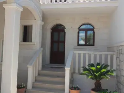 Fasada ili ulaz u objekt Apartments White House - Two Bedroom Apartment with Terrace 1