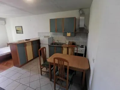 Kuhinja ili čajna kuhinja u objektu Apartments White House - One Bedroom apartment with Balcony 4