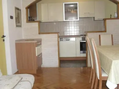 Kuhinja ili čajna kuhinja u objektu Apartments White House - One Bedroom apartment with Balcony 4