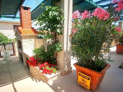 Vrt u objektu Apartments Gracin - One Bedroom Apartment with Terrace A1