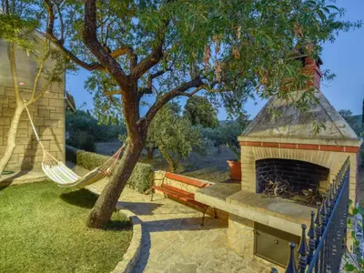 Vrt u objektu Peaceful Island Haven with Pool, BBQ & Games Area - Four Bedroom Holiday Home