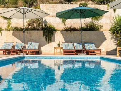 Bazen u objektu Apartments Tafra - One Bedroom Apartment ili u blizini