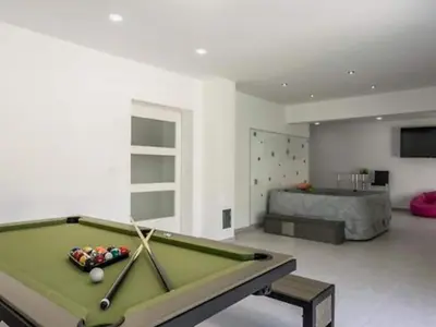 Stol za biljar u objektu Modern & Stylish Villa with Private Pool - Four Bedroom Villa with Pool