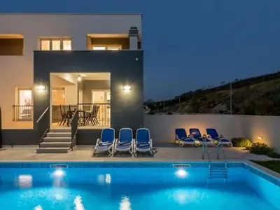 Bazen u objektu Modern & Stylish Villa with Private Pool - Four Bedroom Villa with Pool ili u blizini