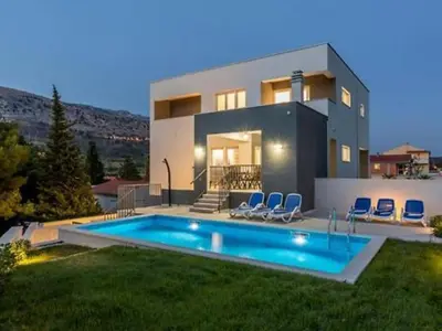 Bazen u objektu Modern & Stylish Villa with Private Pool - Four Bedroom Villa with Pool ili u blizini