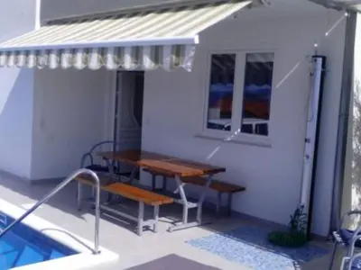 Bazen u objektu Apartmani Cihorich - One Bedroom Apartment ili u blizini