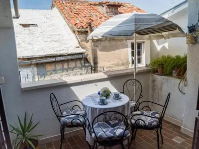 Popločani dio dvorišta ili vanjski dio objekta Stone House Seaside Retreat on Bra Island - Two Bedroom Apartment 1