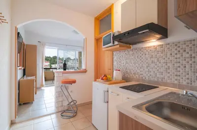 Kuhinja ili čajna kuhinja u objektu Apartmani Molo Mare 2
