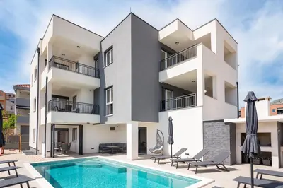 Bazen u objektu Villa Mari- Royale ili u blizini