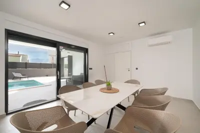 Bazen u objektu Villa Mari- Royale ili u blizini