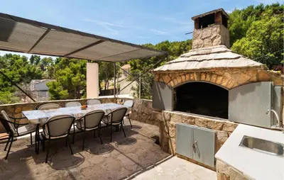 Popločani dio dvorišta ili vanjski dio objekta Cozy Apartment In Milna With House Sea View