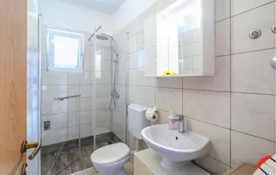 Kupaonica u objektu Cozy Apartment In Milna With House Sea View