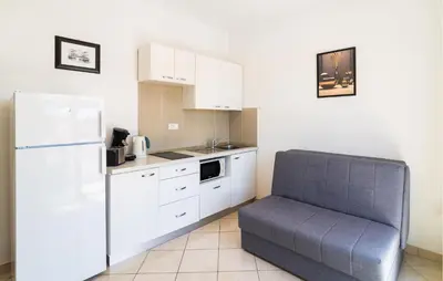 Kuhinja ili čajna kuhinja u objektu Cozy Apartment In Milna With House Sea View
