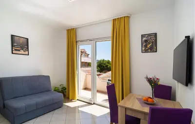 TV i/ili zabavni centar u objektu Cozy Apartment In Milna With House Sea View