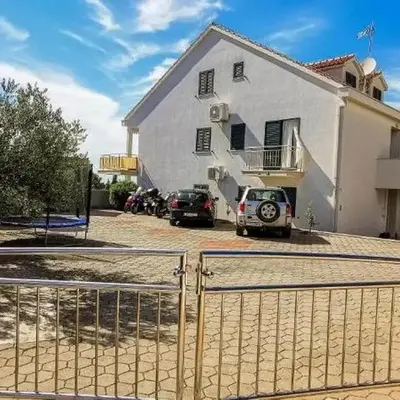 Family friendly house with a swimming pool Milna