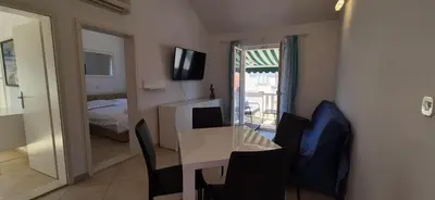 TV i/ili zabavni centar u objektu APARTMENTS BRUNO 3 - two-room penthouse apartment - wonderful view of the sea - the best location, first row to the beach - 10 minutes from Supetar ferry port - free secured parking - facilities nearby