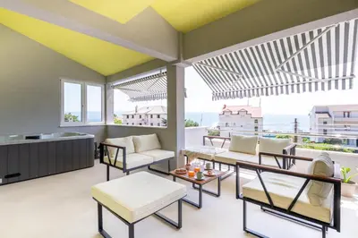 Balkon ili terasa u objektu The Penthouse Harmony Beachfront with Hot Tub