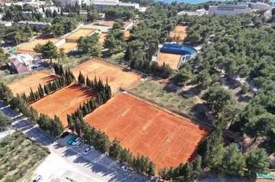Tereni za tenis i/ili skvoš u sklopu objekta Holiday House Ljubica - ideal vacation spot ili u blizini