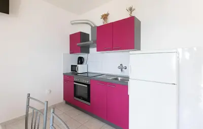 Kuhinja ili čajna kuhinja u objektu Gorgeous Apartment In Omis With Wifi