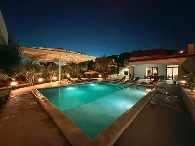 Bazen u objektu Mediterranean Oasis Seaside Villa with Pool ili u blizini
