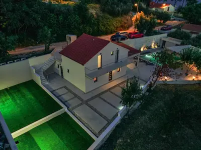 Bazen u objektu Mediterranean Oasis Seaside Villa with Pool ili u blizini