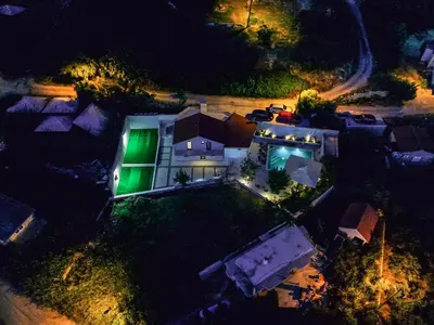 Ptičja perspektiva objekta Mediterranean Oasis Seaside Villa with Pool