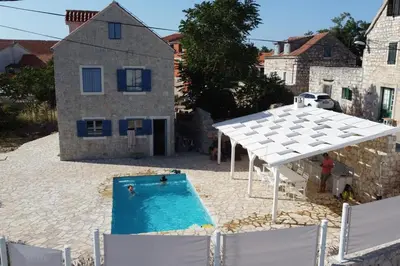 Bazen u objektu Secluded stone villa with private pool & garden ili u blizini