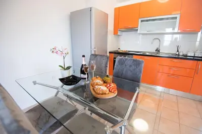 Kuhinja ili čajna kuhinja u objektu Sunny apartment - by the sea